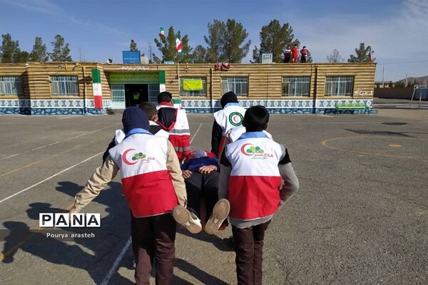 مانور سراسری زلزله در مدرسه مصطفی خمینی شهرستان خوسف
