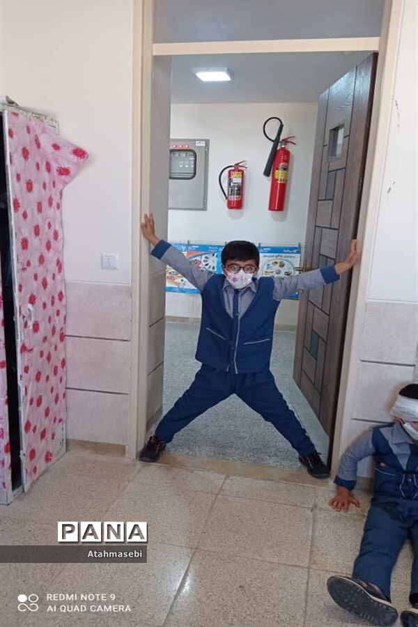 برگزاری مانور زلزله در مدرسه برکت شهرستان ورزنه