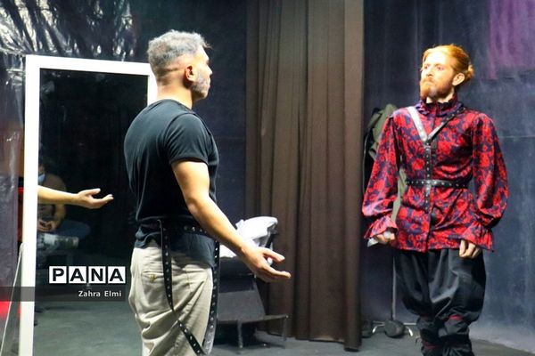 اجرای نمایش هبوط در تبریز