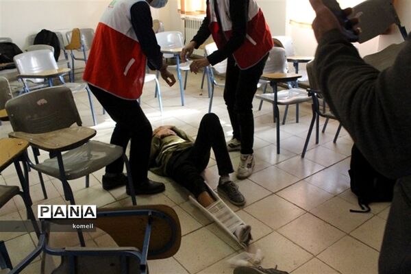 برگزاری مانور زلزله در دبیرستان پیامبر اعظم(ص) آموزش وپرورش ناحیه 2 کرمان