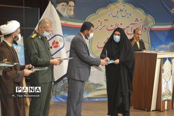 تجلیل از دانش‌آموزان تراز انقلاب اسلامی استان بوشهر