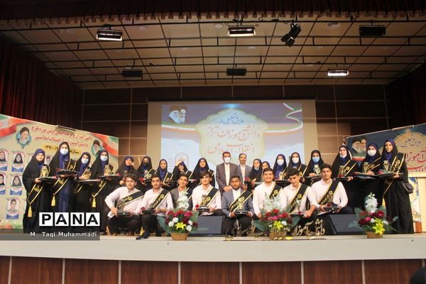 تجلیل از دانش‌آموزان تراز انقلاب اسلامی استان بوشهر