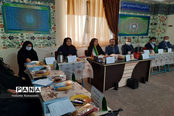 جلسه محوری مدیران مدارس ابتدایی قطب صفادشت