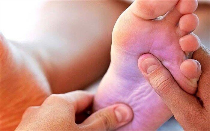 ۷ دلیل سردی پاها