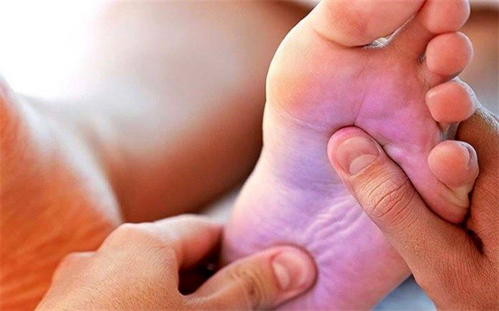 ۷ دلیل سردی پاها