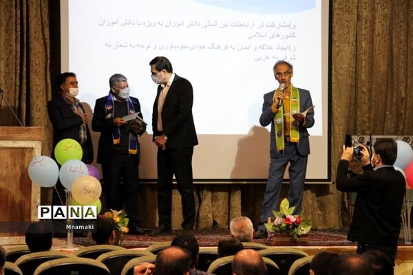 نشست هم‌اندیشی مربیان پیشتاز آران و بیدگل