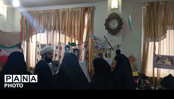 برپایی نمایشگاه انقلاب اسلامی توسط دانش‌آموزان دبیرستان نرگس