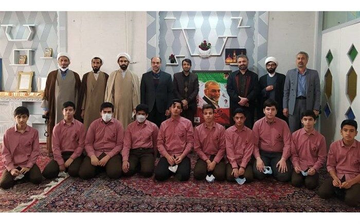 حضور دانش‌آموزان مجتمع «دکتر حسابی» قم در منزل پدری شهید فخری زاده