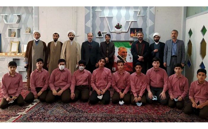 حضور دانش‌آموزان مجتمع «دکتر حسابی» قم در منزل پدری شهید فخری زاده