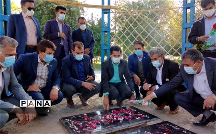 ادای احترام مدیرکل آموزش و پرورش استان کرمان به شهدای گمنام در شهر عنبر آباد