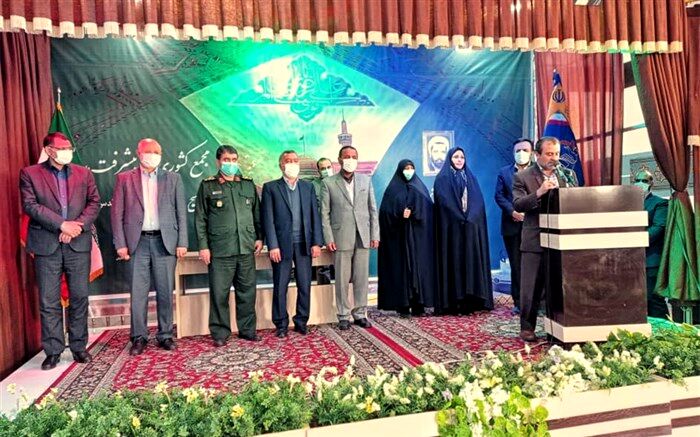 اهدای نشان بی‌نشان سازمان بسیج فرهنگیان به ثریا مطهرنیا