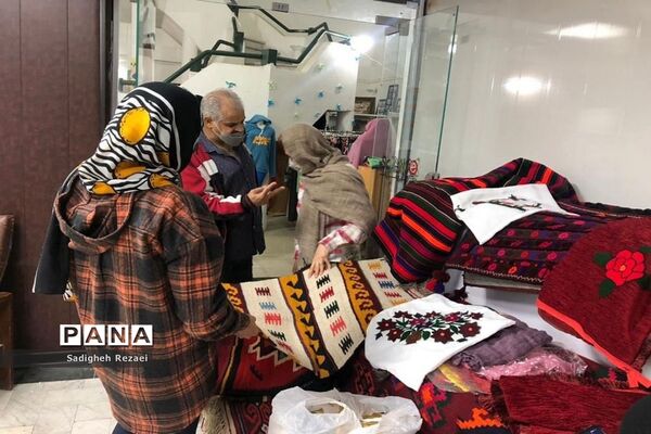 نمایشگاه و فروشگاه صنایع دستی و هنرهای خانگی دانش‌آموزان  در پژوهش سرای دانش‌آموزی شهید خوشبخت بوشهر