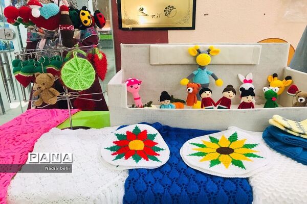 نمایشگاه و فروشگاه صنایع دستی و هنرهای خانگی دانش‌آموزان  در پژوهش سرای دانش‌آموزی شهید خوشبخت بوشهر