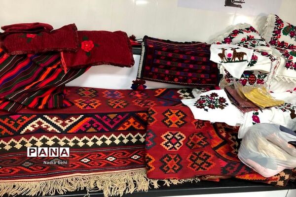 نمایشگاه و فروشگاه صنایع دستی و هنرهای خانگی دانش‌آموزان  در پژوهش سرای دانش‌آموزی شهید خوشبخت بوشهر