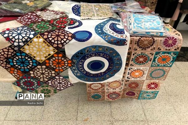 نمایشگاه و فروشگاه صنایع دستی و هنرهای خانگی دانش‌آموزان  در پژوهش سرای دانش‌آموزی شهید خوشبخت بوشهر