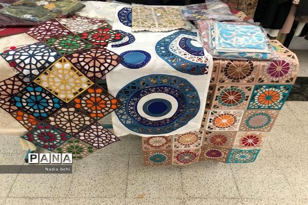نمایشگاه و فروشگاه صنایع دستی و هنرهای خانگی دانش‌آموزان  در پژوهش سرای دانش‌آموزی شهید خوشبخت بوشهر