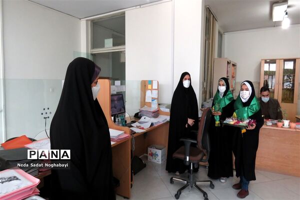 تبریک دانش‌آموزان قاری و حافظ قرآن منطقه ۸ به کارکنان اداری منطقه