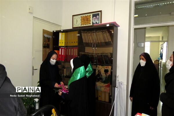 تبریک دانش‌آموزان قاری و حافظ قرآن منطقه ۸ به کارکنان اداری منطقه