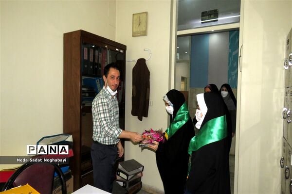 تبریک دانش‌آموزان قاری و حافظ قرآن منطقه ۸ به کارکنان اداری منطقه