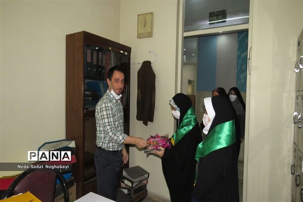 تبریک دانش‌آموزان قاری و حافظ قرآن منطقه ۸ به کارکنان اداری منطقه