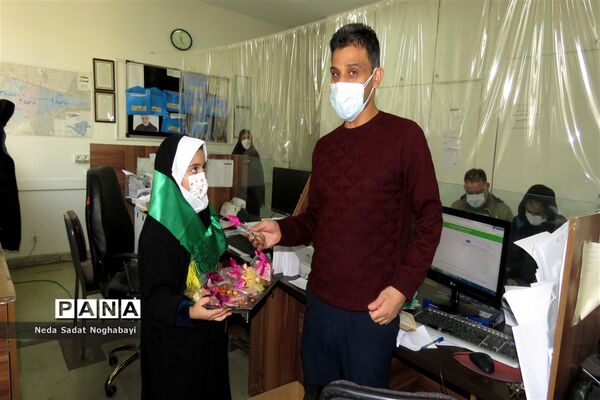 تبریک دانش‌آموزان قاری و حافظ قرآن منطقه ۸ به کارکنان اداری منطقه