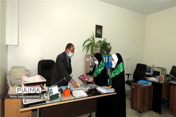 تبریک دانش‌آموزان قاری و حافظ قرآن منطقه ۸ به کارکنان اداری منطقه