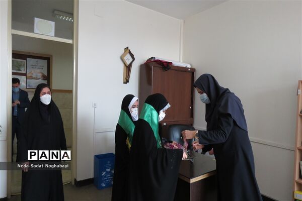 تبریک دانش‌آموزان قاری و حافظ قرآن منطقه ۸ به کارکنان اداری منطقه