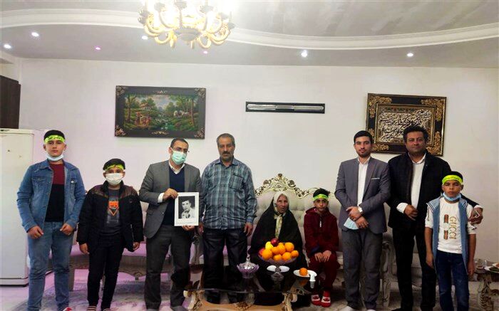 دیدار دانش‌آموزان با خانواده‌های شهدا، باعث آشنایی با سیره عملی شهیدان می‌شود
