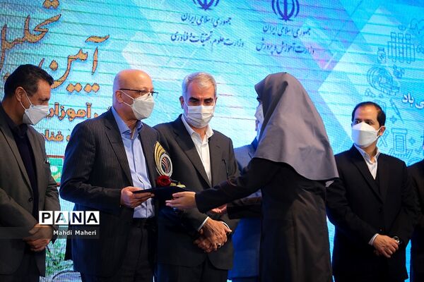 آیین تجلیل از دانش‌آموزان و پژوهشگران برگزیده کشور