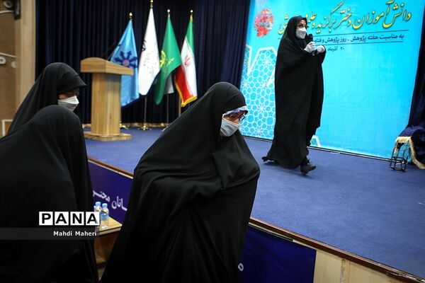 مراسم تقدیر از دانش‌آموزان دختر پژوهشگر