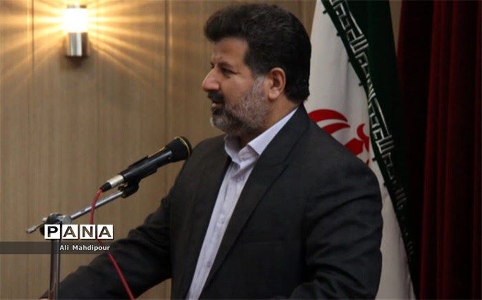 بهترین مردم کسی است که قرآن را به دیگران آموزش دهد