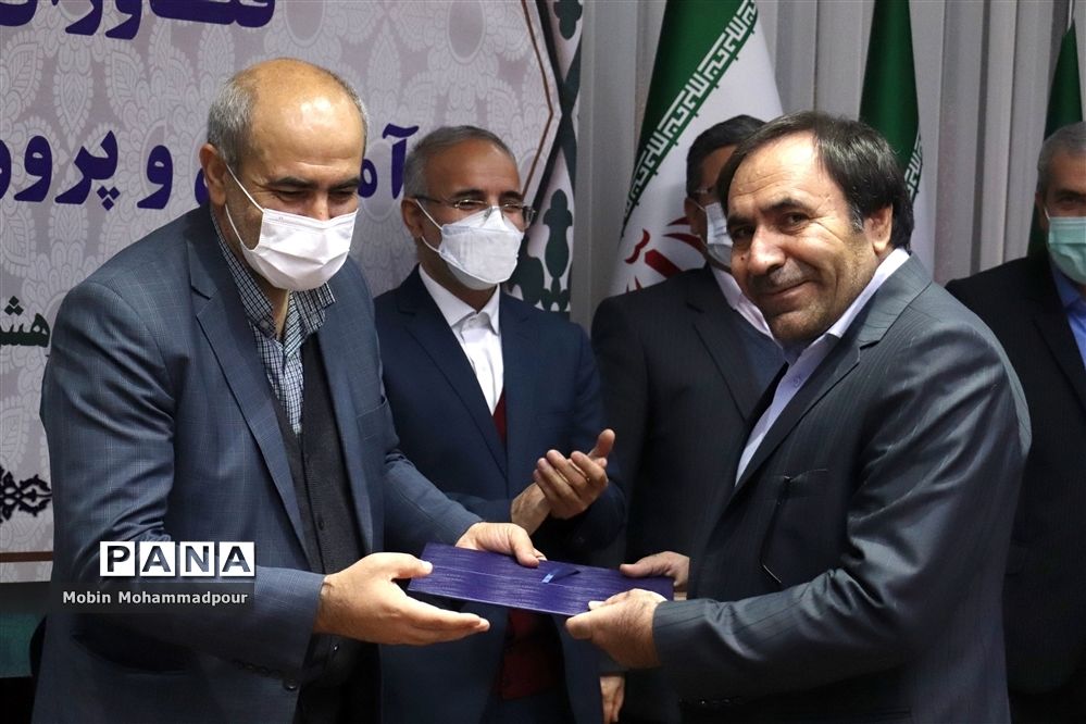 آیین تجلیل از پژوهشگران، فناوران و معلمان پژوهنده آموزش و پرورش آذربایجان شرقی