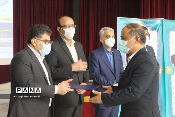 تجلیل از معلمان پژوهشگر و دانش‌آموزان پرسشگر آموزش و پرورش استان بوشهر