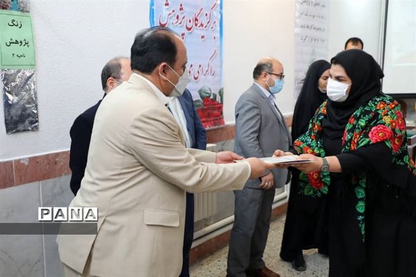 آیین نمادین نواختن زنگ هفته پژوهش در آموزش و پرورش ناحیه ۲مشهد