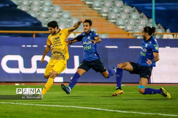 دیدار تیم های استقلال و سپاهان