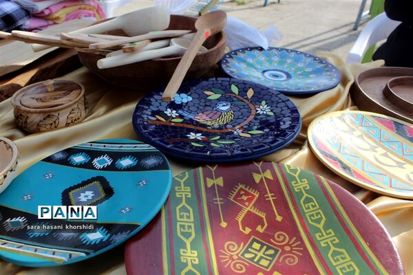 بازارچه صنایع دستی و غذاهای سنتی در دبستان تربیت گلوگاه