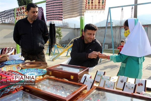 بازارچه صنایع دستی و غذاهای سنتی در دبستان تربیت گلوگاه
