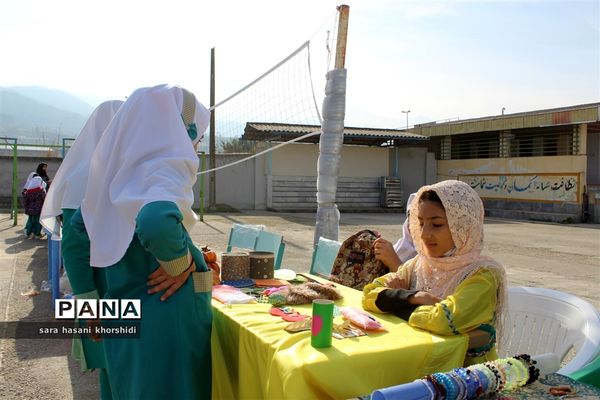 بازارچه صنایع دستی و غذاهای سنتی در دبستان تربیت گلوگاه
