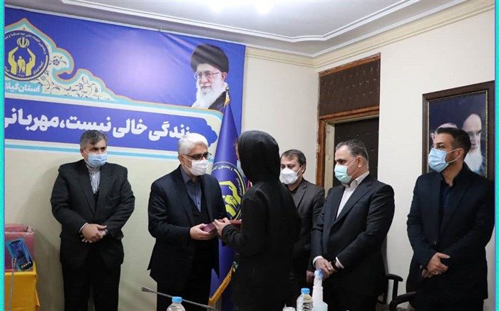 اهدای تبلت به دانش‌آموزان تحت پوشش کمیته امداد در گیلان