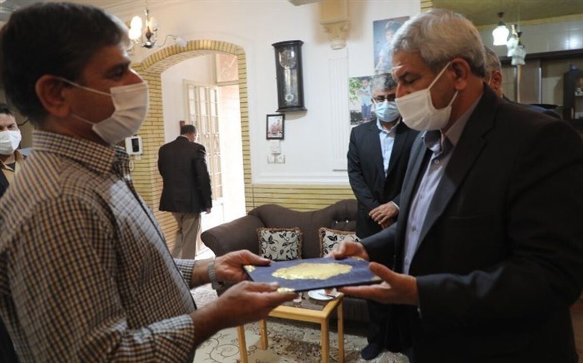 دیدار مدیرکل آموزش و پرورش خوزستان با خانواده شهید درویش‌پسند