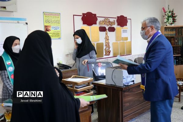 بازدید مدیر سازمان دانش‌آموزی خراسان‌رضوی از آموزشگاه تمام تشکیلاتی دکتر حداد ناحیه 5 مشهد