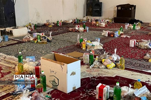 توزیع بسته‌های کمک‌ مومنانه در بین افراد کم برخوردار منطقه ۱۵