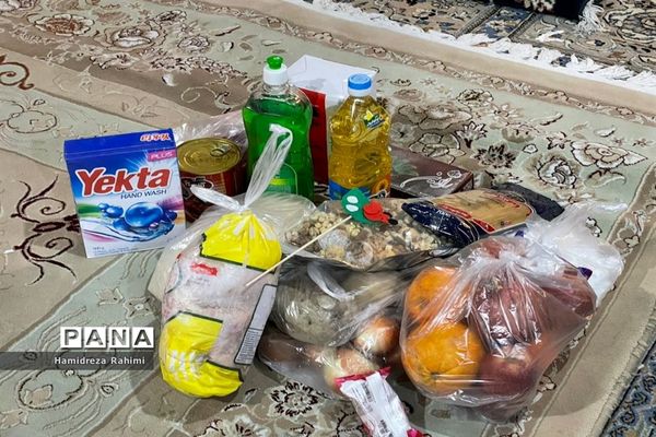 توزیع بسته‌های کمک‌ مومنانه در بین افراد کم برخوردار منطقه ۱۵
