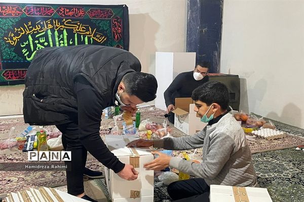 توزیع بسته‌های کمک‌ مومنانه در بین افراد کم برخوردار منطقه ۱۵