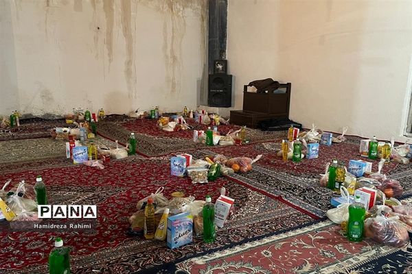 توزیع بسته‌های کمک‌ مومنانه در بین افراد کم برخوردار منطقه ۱۵