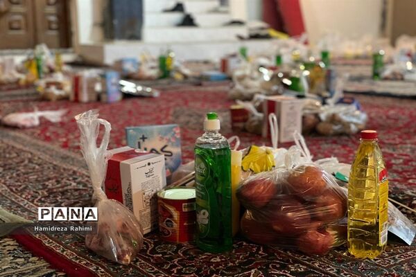 توزیع بسته‌های کمک‌ مومنانه در بین افراد کم برخوردار منطقه ۱۵