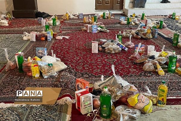 توزیع بسته‌های کمک‌ مومنانه در بین افراد کم برخوردار منطقه ۱۵