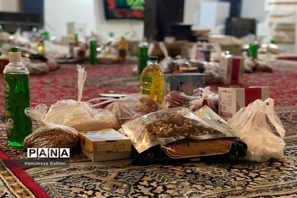 توزیع بسته‌های کمک‌ مومنانه در بین افراد کم برخوردار منطقه ۱۵