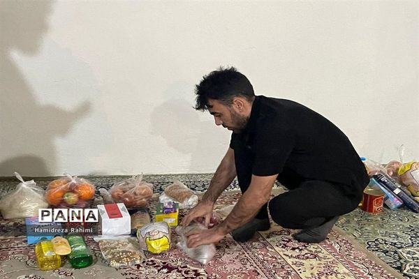 توزیع بسته‌های کمک‌ مومنانه در بین افراد کم برخوردار منطقه ۱۵