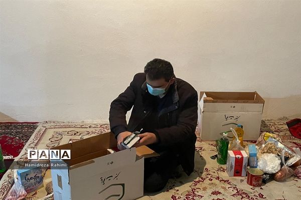 توزیع بسته‌های کمک‌ مومنانه در بین افراد کم برخوردار منطقه ۱۵